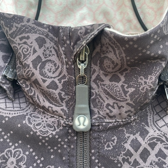 Lululemon Getaway Jacket with Graphics - Picture 8 of 15